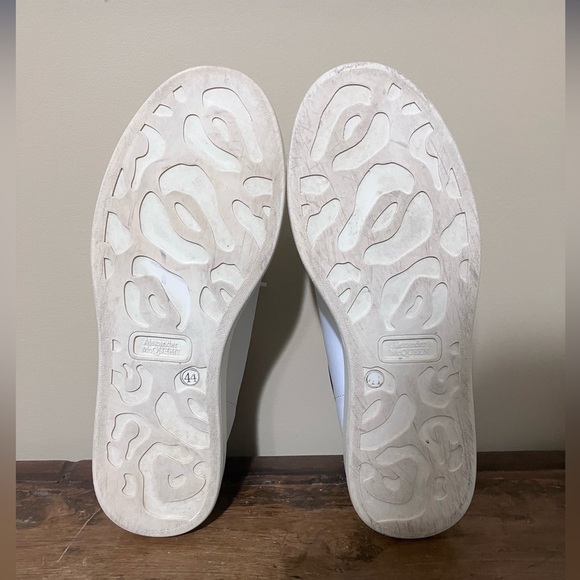 Alexander McQueen White and Gold Detail Sneakers - Picture 6 of 9